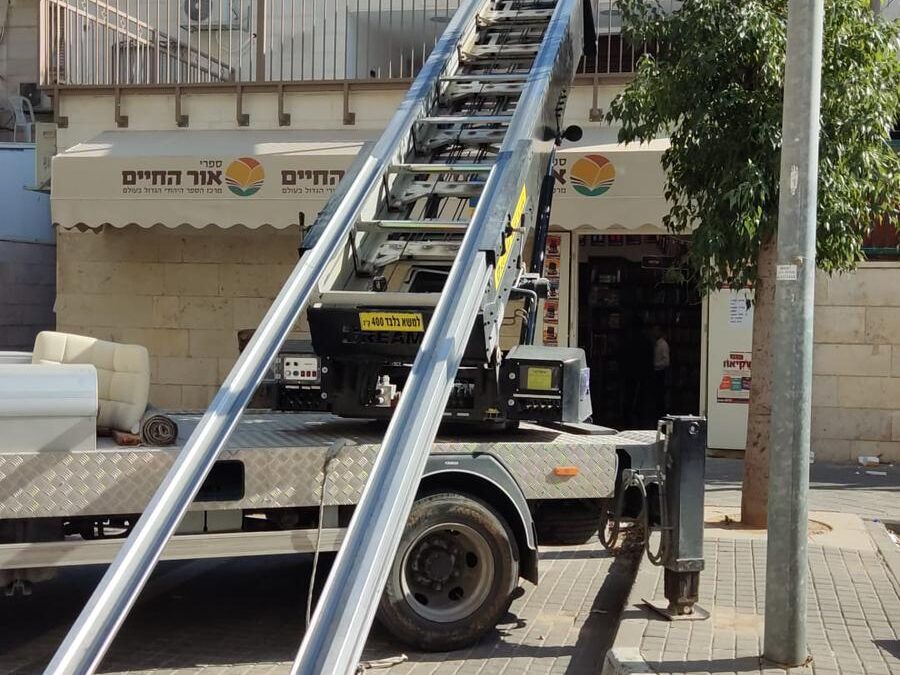 מנופי הרמה לפינוי דירות ומחסנים – שירות מקצועי בכל האזור