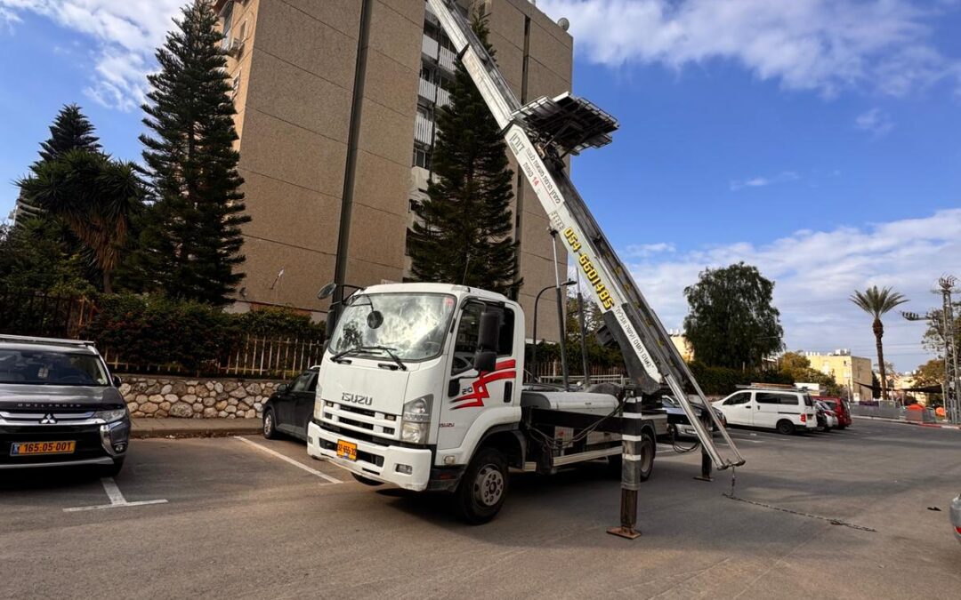 הרמת ריהוט וציוד כבד ברחובות, קריית מלאכי ויבנה – מתי חייבים מנוף ואיך בוחרים נכון