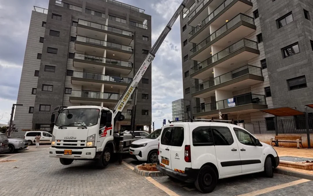 מנופי הרמה לפינוי ציוד כבד ורהיטים – שירות מקצועי בקריית גת, יבנה ובאר טוביה